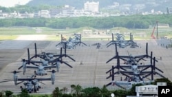 资料照片:停在日本冲绳以南的美国海军陆战队普天间基地的鱼鹰式飞机。(2023年9月6日)