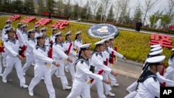 20名中国校级军官将出访日本,参加由日本笹川和平财团举办的日中军官交流活动,其为期一周的行程包括参观防卫省、航空自卫队小牧基地、海上自卫队舞鹤基地等。(美联社)