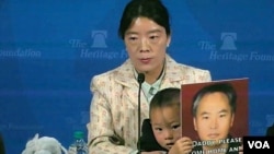 中国维权人士张海涛的妻子李爱杰带着三岁的儿子小曼德拉出席美国传统基金会研讨会,再度呼吁世人关注中国失去自由的人们。 (美国之音萧雨拍摄)