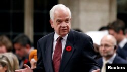 2016年10月31日加拿大移民部长麦家廉(John McCallum)在在加拿大安大略省渥太华国会山的下议院发表讲话。麦家廉后来成为驻华大使。