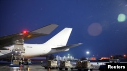 ယူကရိန်းနိုင်ငံ၊ Boryspil အပြည်ပြည်ဆိုင်ရာလေဆိပ်တွင် လေယာဥ်ပေါ်မှချနေသည့် ယူကရိန်းအတွက် အမေရိကန်၏ စစ်ရေးအကူအညီများ။ (ဖေဖော်ဝါရီ ၅၊ ၂၀၂၂) (Reuters)