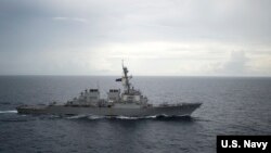 美国海军迪凯特号驱逐舰2016年10月13日在南中国海巡航 (美国海军照片)