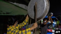 စစ်အာဏာသိမ်းတာကို ဆန့်ကျင်ကြောင်း ရပ်ကွက်တစ်ချို့မှာ ၁၅ မိနစ်ကြာ ကားဟွန်းတွေတီး ၊ အိုးတွေ ခေါက်ပြီး ဆန္ဒပြခဲ့