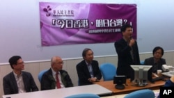 华人民主书院讨论会主席台上,发言者为林佳龙