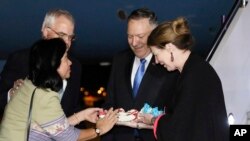 အမေရိကန် နိုင်ငံခြားရေး ဝန်ကြီး Mike Pompeo နဲ့ ဇနီး Susan တို့ ဘန်ကောက်မြို့တော်ကို ဆိုက်ရောက်။