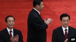 习近平(中)胡锦涛(右)和温家宝在共青团成立90周年大会上