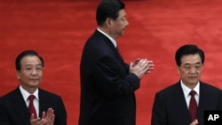 习近平(中)胡锦涛(右)和温家宝在共青团成立90周年大会上