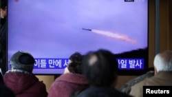 韩国电视报道朝鲜发射导弹。(路透社2024年1月30日)
