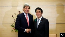 美国国务卿约翰•克里与日本首相安倍晋三在东京首相官邸会面。(2013年4月15日资料照)