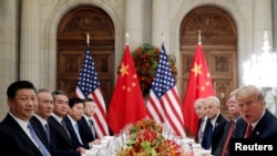美国总统特朗普(右一)和中国国家主席习近平(左一)出席在阿根廷布宜诺斯艾利斯举行的G20领导人峰会后的工作晚宴。(2018年12月1日)