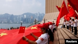 资料照:在香港的亲北京人士挥舞中国国旗庆祝中国国庆日。(2021年9月28日)