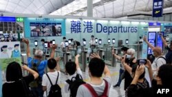 上世纪50到80年代许多中国人逃到香港追求自由生活,然而2020年7月香港国安法施行后,大批香港人开始逃离香港。图为2021年7月22日香港国际机场出境大厅内许多民众向离港亲友挥手道别。