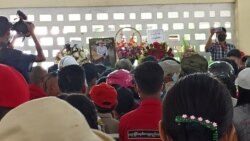 ပစ်ခတ်မှုကြောင့် သေဆုံးသူကျောင်းဆရာမဈာပန လူထုထောင်ချီတတ်ရောက် ပစ်ခတ်မှုကြောင့် သေဆုံးသူကျောင်းဆရာမဈာပန လူထုထောင်ချီတတ်ရောက်
