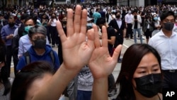 香港民众在中环举行抗议时举手表达“五项诉求缺一不可”。(2019年11月12日)