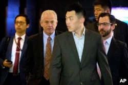 白宫贸易顾问纳瓦罗(左二)离开北京的酒店前去与中国官员进行贸易会谈。(2018年5月4日)