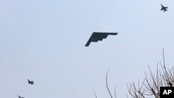 一架美国空军B-2隐形轰炸机从韩国首都首尔以南的平泽乌山美国空军基地附近上空飞过。(2013年3月28日)