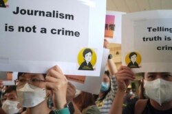 (资料照)支持新闻自由的香港人在当地一家法院外抗议香港压制新闻自由