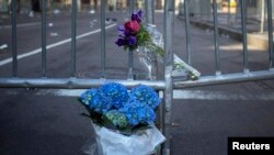 人们在波士顿马拉松终点线附近摆放鲜花,哀悼爆炸案死难者。