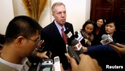 美国驻越南大使泰德·奥修斯在出席一次双边会议期间与媒体见面。(资料照)