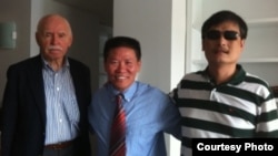 孔杰荣教授(Prof. Cohen)、傅希秋牧师和陈光诚2012年夏在NYU给陈光诚安排的访问学者宿舍。
