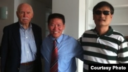 孔杰荣教授(Prof. Cohen)、傅希秋牧师和陈光诚2012年夏在NYU给陈光诚安排的访问学者宿舍。(photo from China Aid)