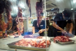 资料照:广东深圳一家餐馆的工作人员在切牛肉。(2019年9月6日)