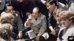 1986年6月10日,中国共产党领导人胡耀邦在英国莎士比亚的出生地同英国女学生坐在草地上交谈,他询问女生对中国的了解。胡耀邦访问英国,没有像华国锋、江泽民那样伦敦海格特公墓拜谒马克思。
