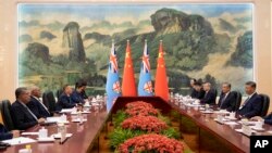 斐济总理西蒂文尼·拉布卡(左二)在北京人民大会堂与中国国家主席习近平举行会晤。(2024年8月20日)