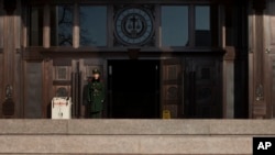 一名中国武警在北京的中国最高法院门前站岗。(资料照片)