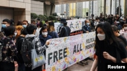 民众2021年3月1日在香港西九龙裁判法院外排队希望旁听庭审(路透社)