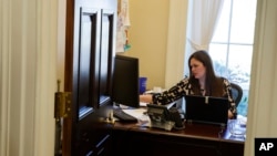 白宫副发言人莎拉·赫卡比·桑德斯(Sarah Huckabee Sanders)在办公室里(2017年3月8日)