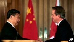 中国国家主席习近平(左)和英国首相卡梅伦2015年10月21日在伦敦唐宁街举行联合记者会。
