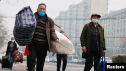 中国举行两会的周三,人们行走在北京市中心。(2021年3月10日)