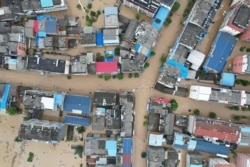 中国湖北随州柳林镇被洪水淹没的街道。(2021年8月12日)