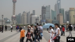 上海外滩上的游人和浦东的高楼,《澎湃新闻》总部在上海(美国之音张楠拍摄)