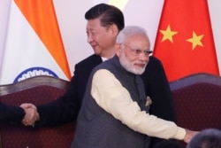 资料照:印度总理莫迪(右)与中国国家主席习近平
