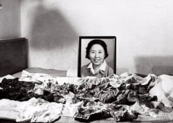 1966年8月6日,王晶垚用新买的相机拍摄了卞仲耘被打死时留下的血衣。(王友琴提供图片)
