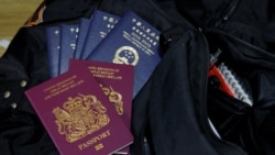 很多香港人目前分別擁有英國國民海外護照(BNO) 和香港特區護照 (路透社照片/Reuters Photo)