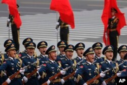 在人民大会堂东门外广场为美国总统川普举行的欢迎典礼上,三军仪仗队呼喊着行进(2917年11月9日)