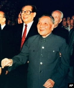1992年10月19日,中国领导人邓小平和中共总书记江泽民会见中央委员会成员