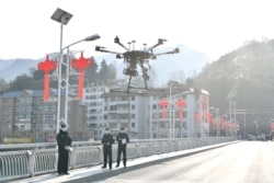 中国湖北省襄阳地区的警察使用无人机传播防控新冠病毒的信息。(2020年2月4日)