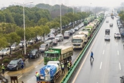 湖北省武汉市为收治新型冠状病毒感染的病人而建造新医院,多辆卡车给医院工地运送建筑材料。(2020年1月24日)