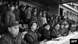 1967年4月21日(前排左起)中共高官周恩来、江青、陈伯达、康生、张春桥、王力、杨成武、姚文元、戚本禹和关锋参加了北京市革命委员会成立大会。