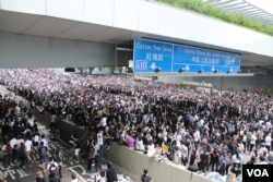 香港立法会附近的主要交通干道已经为抗议者占据(美国之音记者申华拍摄)