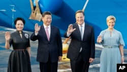 资料照片:中国国家主席习近平和他的夫人彭丽媛与巴拿马总统胡安·卡洛斯·瓦雷拉他对夫人洛雷娜·卡斯蒂略(Lorena Castillo)在巴拿马运河内的科科利船闸合影留念。(2018年12月3日)