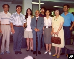 1993年7月,原《人民日报》社社长、总编辑胡绩伟(中)参观美国之音中文部。图右一为记者海涛。