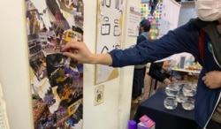 连侬说展览展示用白英泥粘贴的连侬墙文宣,一般人用手很难撕掉,寓意信念是撕不走。 (美国之音/汤惠芸)