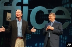 2001年5月31日,亚马逊CEO杰夫·贝佐斯(Jeff Bezos,左)和微软公司董事长盖茨在产品发布会上。