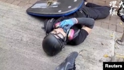 香港反送中抗议者曾志健被警察发射的子弹打中倒在地上。(2019年10月1日)