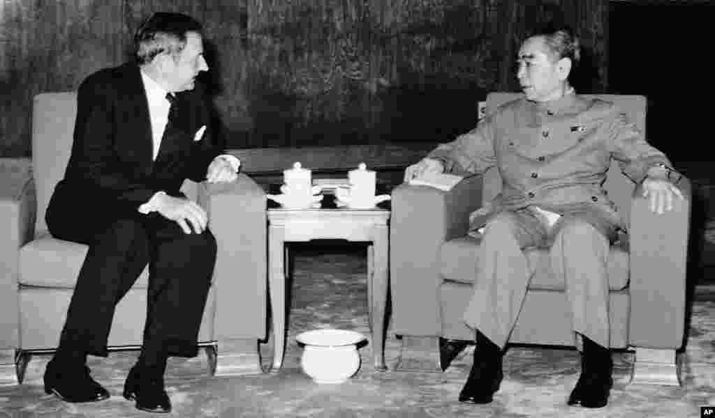 1973年6月,大卫·洛克菲勒在北京会见中国总理周恩来。1973年,洛克菲勒在担任大通银行首席执行官期间,在苏联首都莫斯科和中国开设了美国银行界在这两个共产党国家的第一个办事处。洛克菲勒家族财富传承研究所根据 2002年出版的洛克菲勒回忆录写道:“周总理对洛克菲勒本人及家族的背景十分了解,并惊讶以洛克菲勒在国际政治金融和其他权力圈子内结交之广,竟然不认识宋子文、孔祥熙。” “通过驻美联络处、对外友协邀请洛克菲勒访华的安排过程历时数月之久,而在美方人员即将离京的最后一天,以周总理对国际经济和金融问题的严重关切,却仍不能决定是否接见,并最终把会见安排在深夜,周总理在大会堂南侧台阶上准时等候洛克菲勒一行,恐怕除了考虑照顾美方颜面,还有其他难言之隐。”